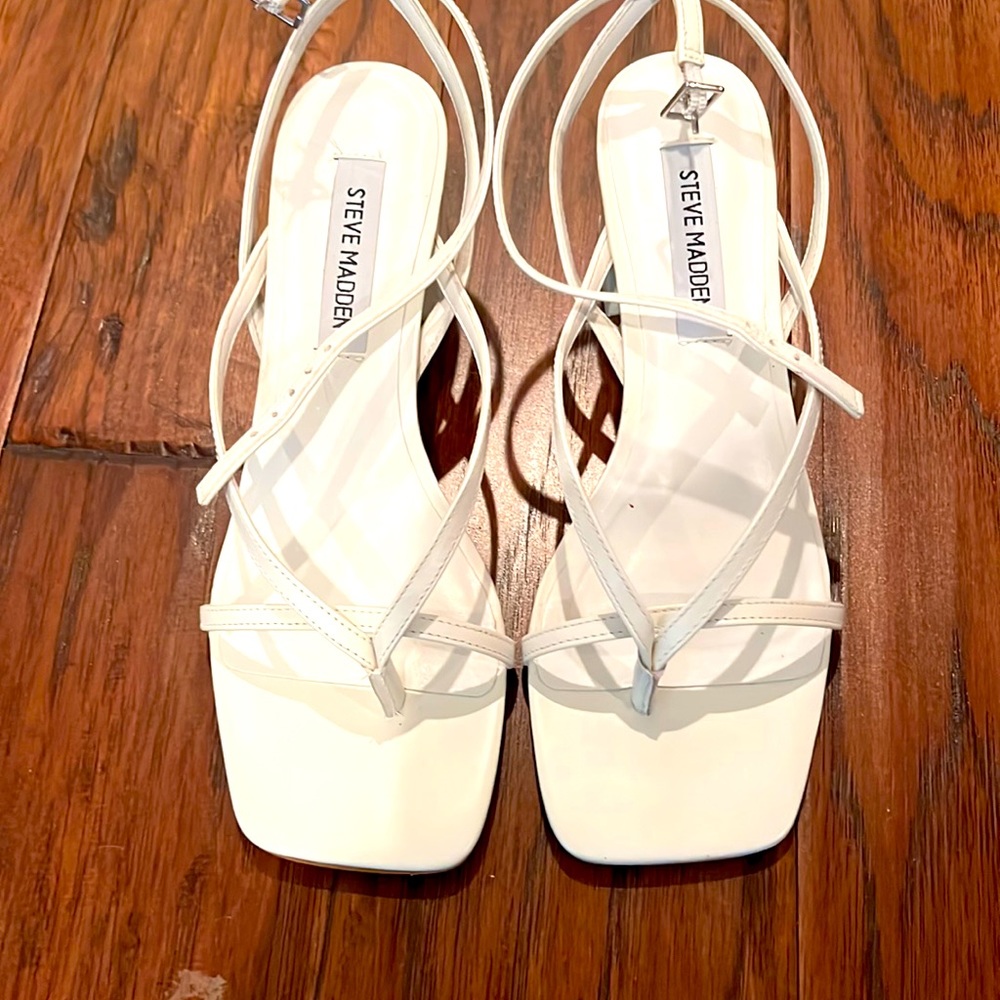 Steve Madden white leather sandal size 6.5.